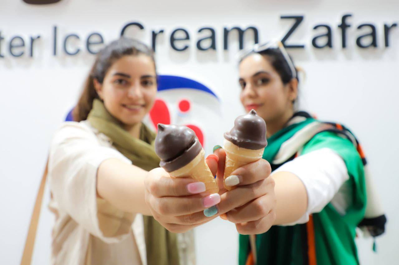 حضور بستنی ظفر در نمایشگاه شیرینی و شکلات (2)